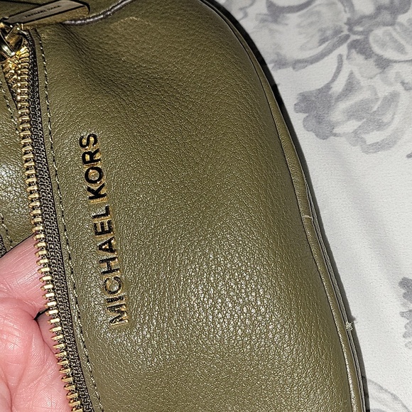 Michael Kors Olive Leather Bag with Gold Details - Picture 8 of 11
